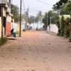 Rue auquel fait face le terrain 